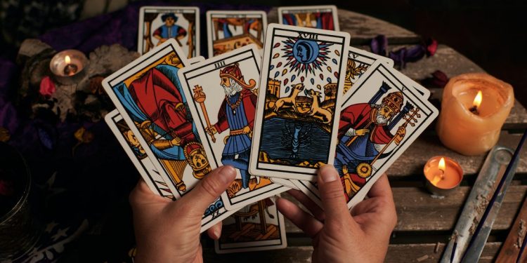 ‘Os Enamorados’, carta do Tarot do 2º semestre, diz muitos sobre escolhas