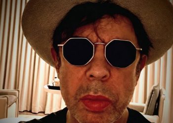 Vocalista do Echo & the Bunnymen sofre acidente de carro e banda adia show nos EUA