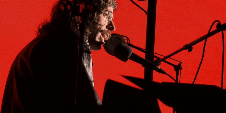 Tim Bernardes compõe e grava músicas novas enquanto fecha o ciclo do show do álbum 'Mil coisas invisíveis'